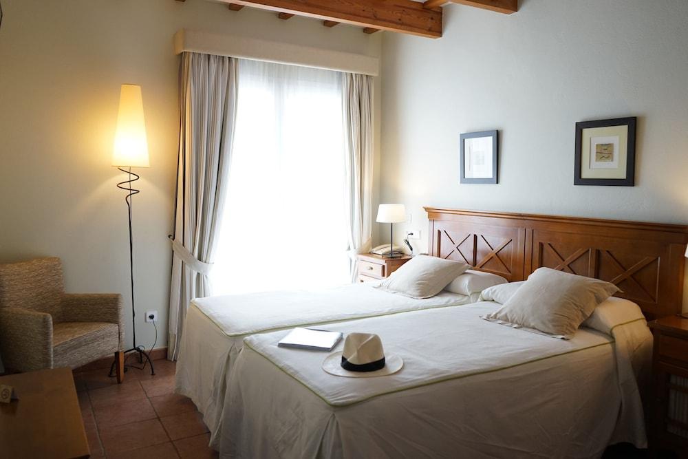 Hotel Es Mercadal Ngoại thất bức ảnh