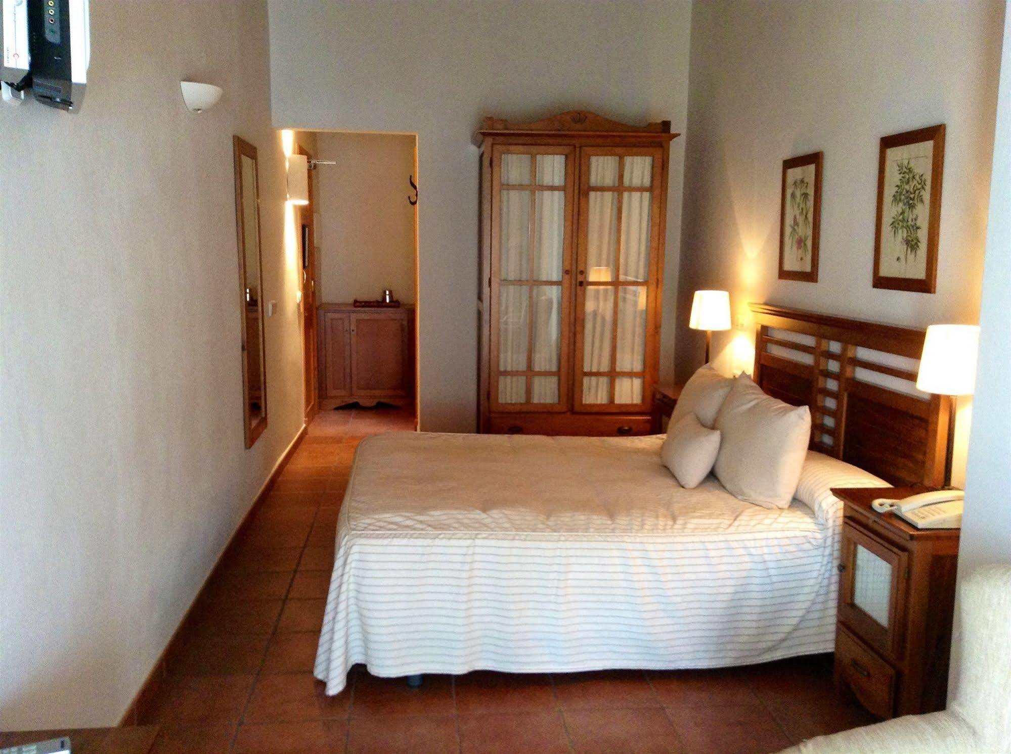 Hotel Es Mercadal Ngoại thất bức ảnh
